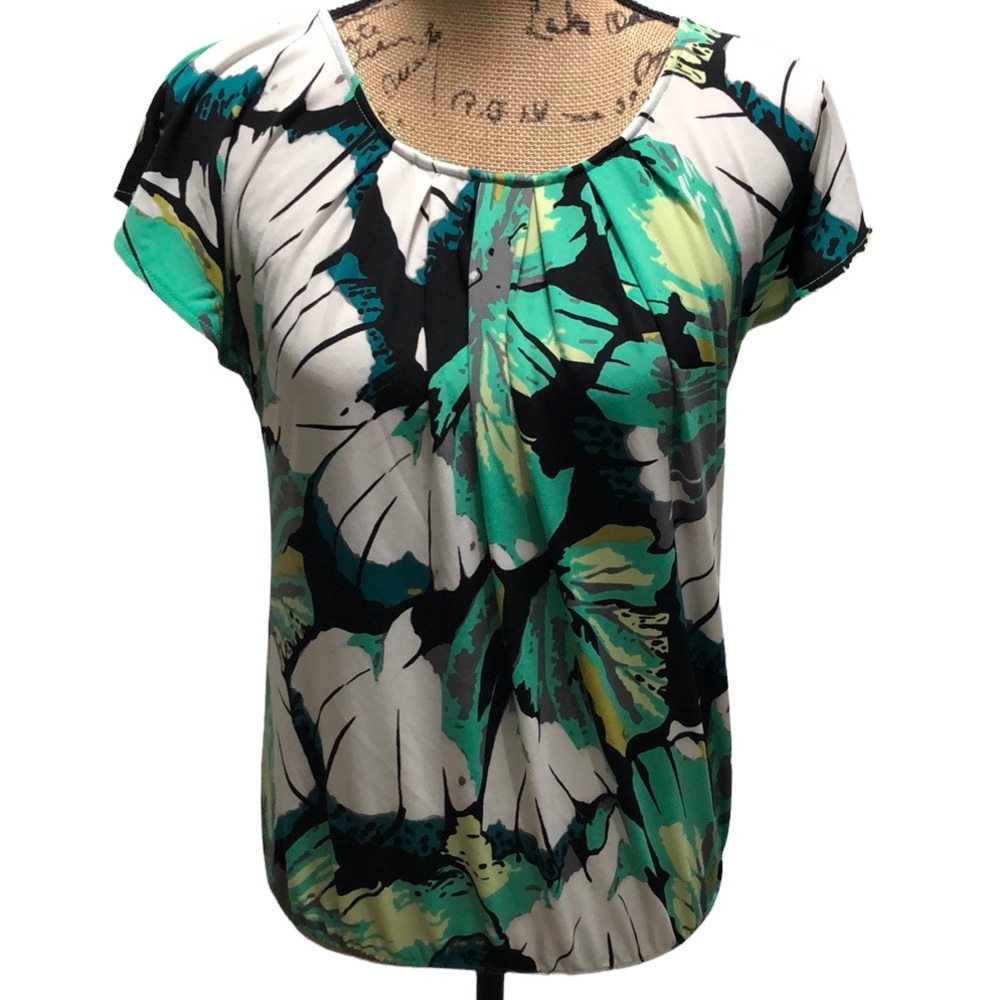 {New York & Co} Floral Scoop Neck Quarter Sleeve Blouse